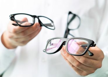 Jak dobrać okulary do pracy przy sztucznym świetle