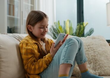 Jak ekran telefonu wpływa na wzrok dzieci?
